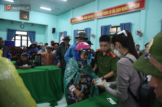 Photos, clips: After stopping giving relief gifts because many people dressed in gold came to receive them, Thuy Tien returned to Shanghai to give money to people - Photo 8.