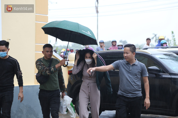 Photos, clips: After stopping giving relief gifts because many people dressed in gold came to receive them, Thuy Tien returned to Shanghai to give money to people - Photo 3.