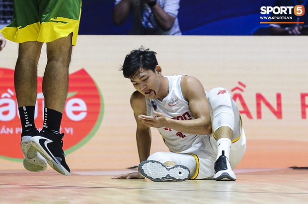 Máu đổ tại VBA Arena, hàng loạt cầu thủ bóng rổ nằm sân trong ngày Saigon Heat huỷ diệt Cantho Catfish - Ảnh 3.