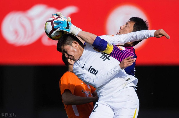 Đứng nhởn nhơ trước mặt thủ môn đội bạn, tiền đạo bị đập bóng vào đầu nhưng phán quyết sau đó của trọng tài mới gây phẫn nộ - Ảnh 3.