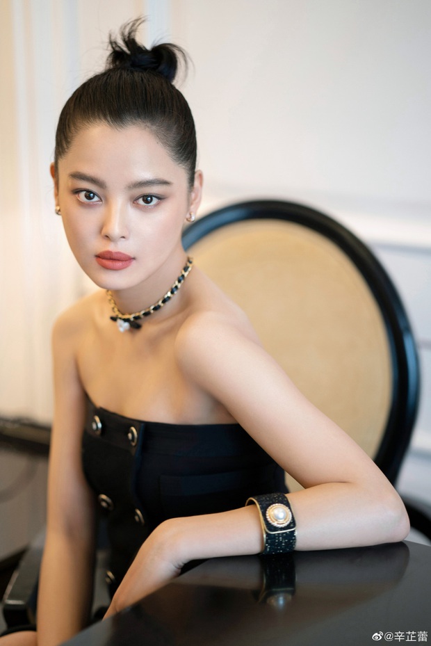 Thêm màn tăng cân gây xôn xao cả Cbiz: Gia Phi Tân Chỉ Lôi lộ mặt tròn xoe, còn đâu visual sang chảnh khiến Cnet mê mẩn - Ảnh 8. Thêm màn tăng cân gây xôn xao cả Cbiz: Gia Phi Tân Chỉ Lôi lộ mặt tròn xoe, còn đâu visual sang chảnh khiến Cnet mê mẩn - Ảnh 8.