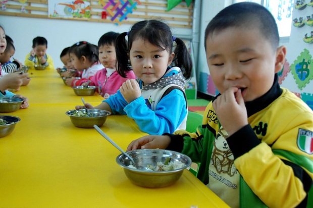 Thấy con than đói sau khi đi học về, bà mẹ tức giận đến chất vấn cô giáo mới phát hiện ra sự thật khiến ai cũng ngỡ ngàng - Ảnh 1.