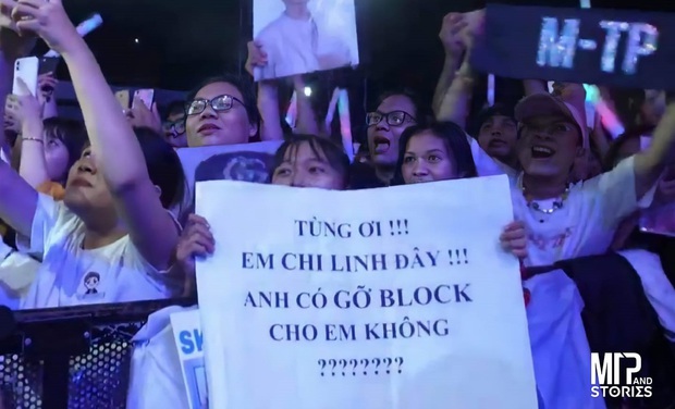 Bức ảnh gây bão: Sky cầm poster đến tận concert yêu cầu Sơn Tùng M-TP gỡ block Facebook mình vì trót dại chê idol lùn? - Ảnh 2. Bức ảnh gây bão: Sky cầm poster đến tận concert yêu cầu Sơn Tùng M-TP gỡ block Facebook mình vì trót dại chê idol lùn? - Ảnh 2.