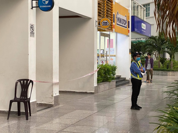 Phong toả tầng 3 chung cư nơi phát hiện thi thể người phụ nữ lìa đầu để điều tra - Ảnh 4.