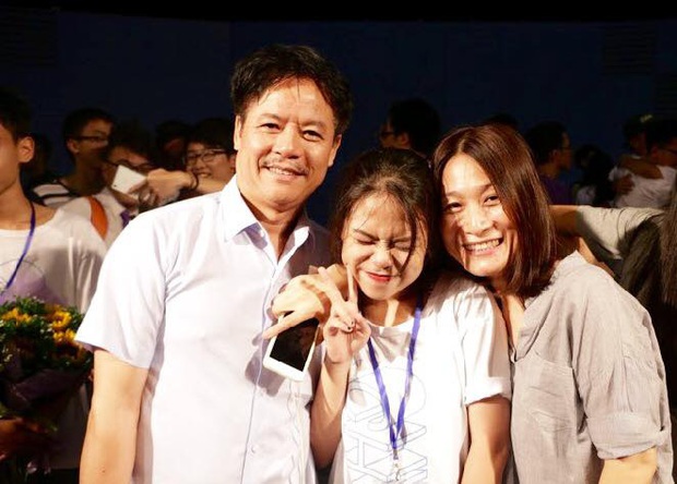 Tlinh's (Rap Viet) parents revealed for the first time: wearing a Suboi hat, wearing a judge's shirt, standing in the corner to watch their daughter perform - Photo 5.