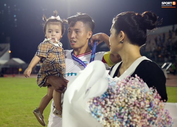 Bùi Tiến Dũng bất ngờ mang nhẫn kim cương cầu hôn Khánh Linh ngay sau khi vô địch V.League - Ảnh 4.