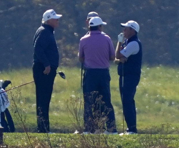 Hình ảnh ông Trump buồn bã quay về Nhà Trắng sau khi hay tin tái tranh cử thất bại trong khi đối thủ đang bận rộn ăn mừng chiến thắng - Ảnh 6.