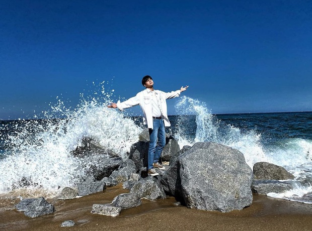 Đăng ảnh cool ngầu như “vị thần biển cả” chưa bao lâu, nam idol đã hé lộ ảnh hậu trường khiến netizens cười xỉu - Ảnh 2.