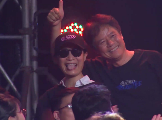 Tlinh's (Rap Viet) parents revealed for the first time: wearing a Suboi hat, wearing a judge's shirt, standing in the corner to watch their daughter perform - Photo 4.