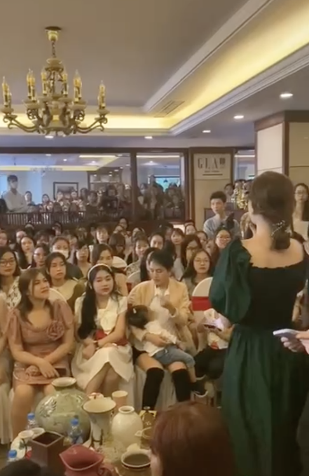 Hot nhất TikTok hôm nay là buổi trà chiều hơn 100 cô gái tham gia, ai cũng diện đầm quý tộc học lễ nghi hoàng gia - Ảnh 1.