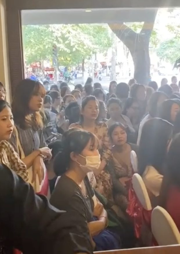 Hot nhất TikTok hôm nay là buổi trà chiều hơn 100 cô gái tham gia, ai cũng diện đầm quý tộc học lễ nghi hoàng gia - Ảnh 3.