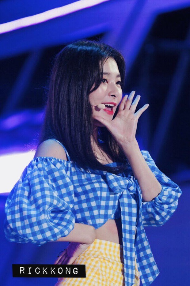 Seulgi (Red Velvet) mặc crop-top bị muỗi đốt sưng bụng nhưng vì chuyên nghiệp mà chẳng dám gãi, fan nhìn mà ngứa giùm! - Ảnh 3.