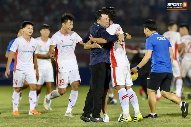 Quế Ngọc Hải bật khóc, Tiến Dũng ăn mừng đầy cảm xúc khi giúp CLB Viettel vô địch V.League 2020 - Ảnh 5.