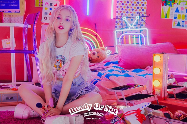 MOMOLAND tung ảnh nhá hàng, ai ngờ nữ thần lai Nancy bị nữ idol xấu nhất lịch sử Kpop một thời đè bẹp: Cú lột xác quá khó tin! - Ảnh 5.