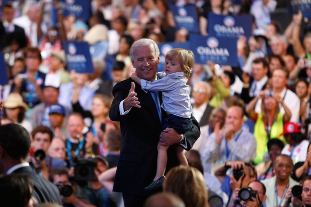 Ngày đầu tiên sau khi đắc cử, ông Biden tới thăm con trai quá cố nhưng mọi ánh nhìn đều dồn vào cháu trai 14 tuổi với chiều cao đáng nể - Ảnh 4.