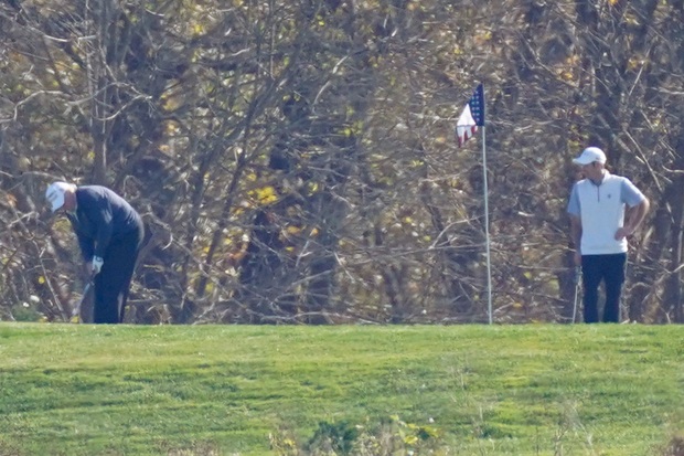 Hình ảnh ông Trump lại lặng lẽ một mình đi đánh golf sau khi thua cử, dòng chữ trên chiếc mũ ông đội khiến nhiều người hâm mộ thêm tiếc nuối - Ảnh 3.