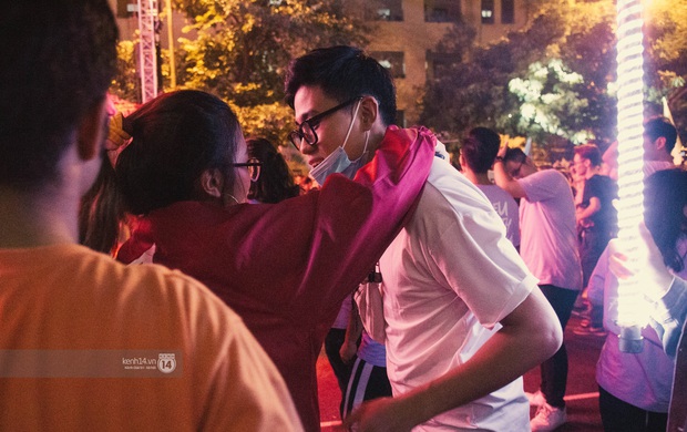 Cặp đôi hôn nhau cực ngọt, quẩy tưng bừng trong đêm hội chào tân lớn nhất trường ĐH Kinh tế Quốc dân - Ảnh 1.