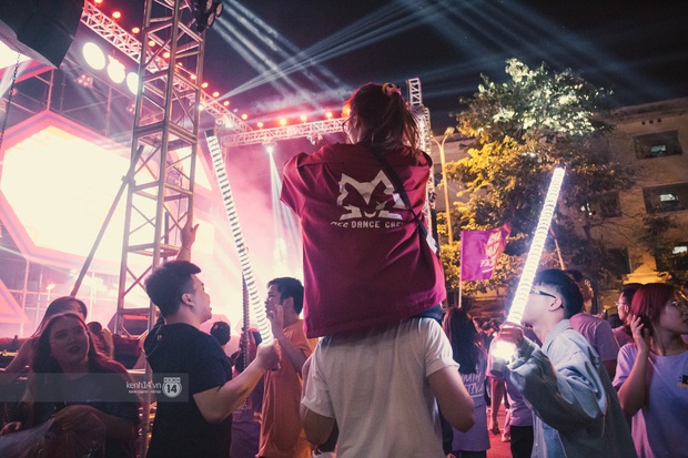 Cặp đôi hôn nhau cực ngọt, quẩy tưng bừng trong đêm hội chào tân lớn nhất trường ĐH Kinh tế Quốc dân - Ảnh 2.