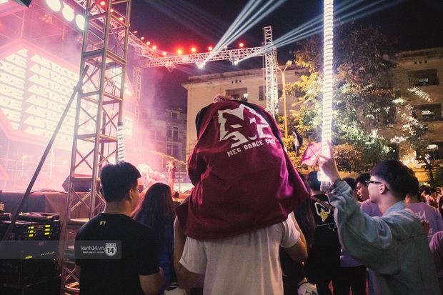 Cặp đôi hôn nhau cực ngọt, quẩy tưng bừng trong đêm hội chào tân lớn nhất trường ĐH Kinh tế Quốc dân - Ảnh 4.