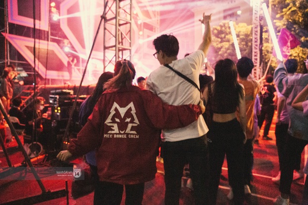 Cặp đôi hôn nhau cực ngọt, quẩy tưng bừng trong đêm hội chào tân lớn nhất trường ĐH Kinh tế Quốc dân - Ảnh 3.