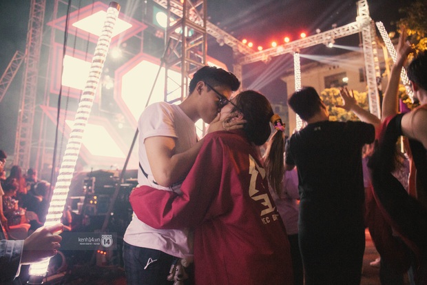 Cặp đôi hôn nhau cực ngọt, quẩy tưng bừng trong đêm hội chào tân lớn nhất trường ĐH Kinh tế Quốc dân - Ảnh 5.