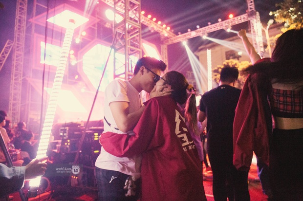Cặp đôi hôn nhau cực ngọt, quẩy tưng bừng trong đêm hội chào tân lớn nhất trường ĐH Kinh tế Quốc dân - Ảnh 6.