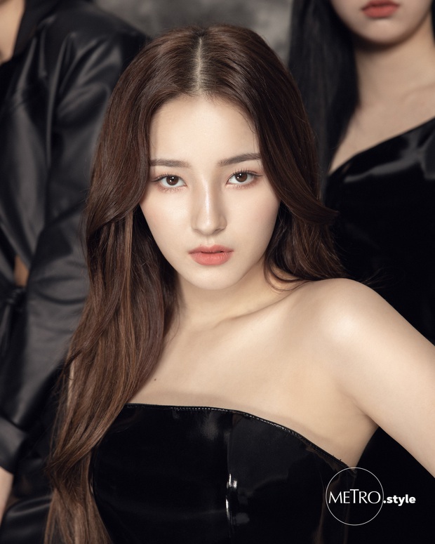 MOMOLAND tung ảnh nhá hàng, ai ngờ nữ thần lai Nancy bị nữ idol xấu nhất lịch sử Kpop một thời đè bẹp: Cú lột xác quá khó tin! - Ảnh 7.