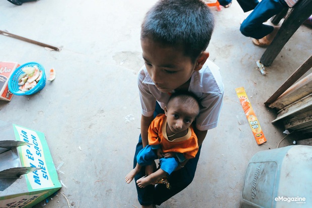 Những hình ảnh không thể nào quên về Đinh Văn Krể: Tạm biệt cậu bé tí hon với nụ cười luôn nở trên môi - Ảnh 2.