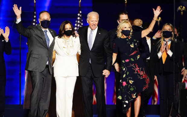 Khoảnh khắc người vợ tào khang xông ra che chắn bảo vệ ông Joe Biden khi bị người lạ tiếp cận gây sốt MXH và câu chuyện đằng sau - Ảnh 1.