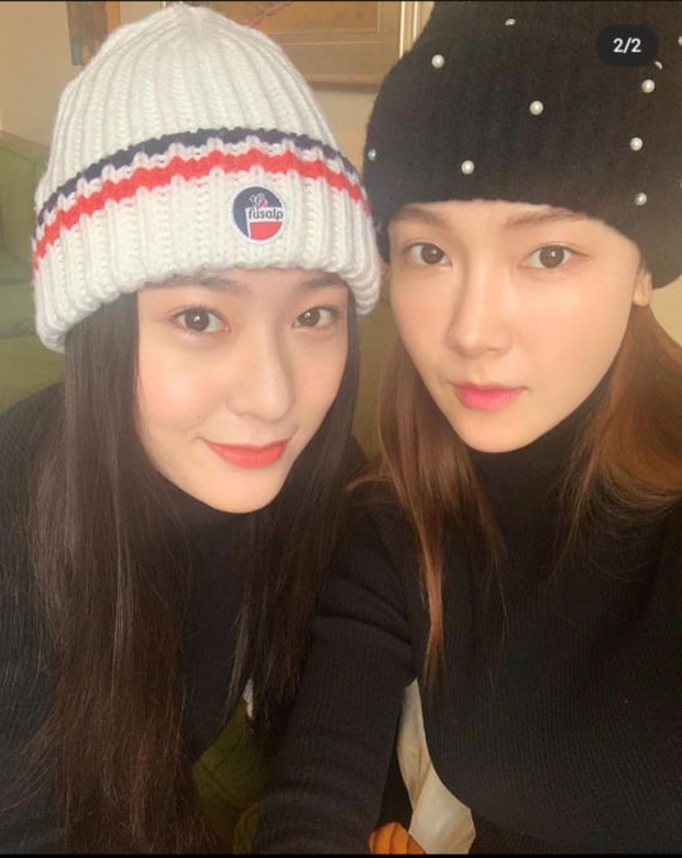 Ảnh selfie cận cảnh nhan sắc chị em sang chảnh nhất xứ Hàn Jessica - Krystal: Nhìn thế này ai ngờ cách nhau tận 5 tuổi? - Ảnh 1.