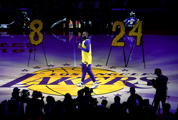 Để trống hai ghế nhằm tri ân Kobe Bryant và Gianna, Lakers còn tặng hơn 20.000 áo thi đấu của huyền thoại bóng rổ cho NHM trong ngày trở lại STAPLES Center - Ảnh 10.