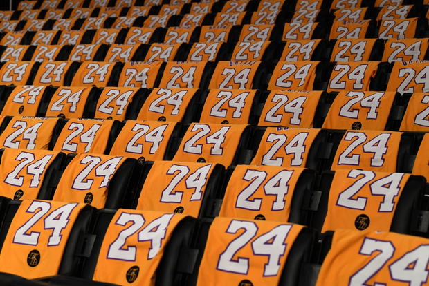 Để trống hai ghế nhằm tri ân Kobe Bryant và Gianna, Lakers còn tặng hơn 20.000 áo thi đấu của huyền thoại bóng rổ cho NHM trong ngày trở lại STAPLES Center - Ảnh 3.