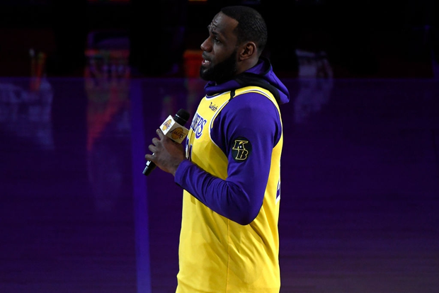 Để trống hai ghế nhằm tri ân Kobe Bryant và Gianna, Lakers còn tặng hơn 20.000 áo thi đấu của huyền thoại bóng rổ cho NHM trong ngày trở lại STAPLES Center - Ảnh 13.