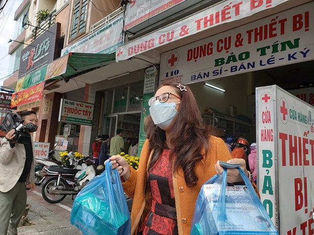 Bị lập biên bản vì hét giá khẩu trang, chủ cửa hàng ở Đà Nẵng nói: Không có lỗi vì phục vụ cho nhu cầu của người dân - Ảnh 5. Bị lập biên bản vì hét giá khẩu trang, chủ cửa hàng ở Đà Nẵng nói: Không có lỗi vì phục vụ cho nhu cầu của người dân - Ảnh 5.