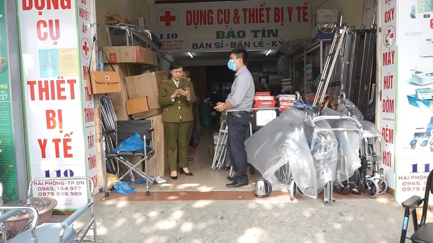 Bị lập biên bản vì hét giá khẩu trang, chủ cửa hàng ở Đà Nẵng nói: Không có lỗi vì phục vụ cho nhu cầu của người dân - Ảnh 1. Bị lập biên bản vì hét giá khẩu trang, chủ cửa hàng ở Đà Nẵng nói: Không có lỗi vì phục vụ cho nhu cầu của người dân - Ảnh 1.