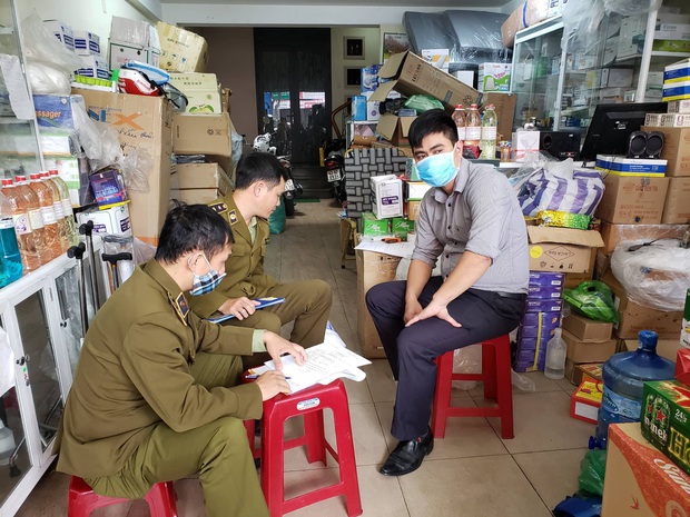 Bị lập biên bản vì hét giá khẩu trang, chủ cửa hàng ở Đà Nẵng nói: Không có lỗi vì phục vụ cho nhu cầu của người dân - Ảnh 2. Bị lập biên bản vì hét giá khẩu trang, chủ cửa hàng ở Đà Nẵng nói: Không có lỗi vì phục vụ cho nhu cầu của người dân - Ảnh 2.