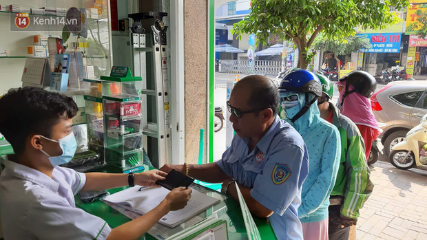Người dân Sài Gòn xếp hàng nhận khẩu trang miễn phí tại các nhà thuốc - Ảnh 3. Người dân Sài Gòn xếp hàng nhận khẩu trang miễn phí tại các nhà thuốc - Ảnh 3.