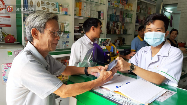 Người dân Sài Gòn xếp hàng nhận khẩu trang miễn phí tại các nhà thuốc - Ảnh 4. Người dân Sài Gòn xếp hàng nhận khẩu trang miễn phí tại các nhà thuốc - Ảnh 4.