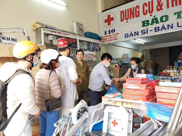 Bị lập biên bản vì hét giá khẩu trang, chủ cửa hàng ở Đà Nẵng nói: Không có lỗi vì phục vụ cho nhu cầu của người dân - Ảnh 4. Bị lập biên bản vì hét giá khẩu trang, chủ cửa hàng ở Đà Nẵng nói: Không có lỗi vì phục vụ cho nhu cầu của người dân - Ảnh 4.