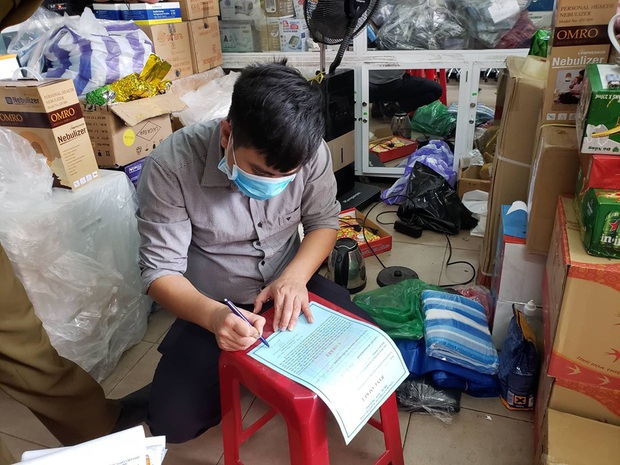 Bị lập biên bản vì hét giá khẩu trang, chủ cửa hàng ở Đà Nẵng nói: Không có lỗi vì phục vụ cho nhu cầu của người dân - Ảnh 6. Bị lập biên bản vì hét giá khẩu trang, chủ cửa hàng ở Đà Nẵng nói: Không có lỗi vì phục vụ cho nhu cầu của người dân - Ảnh 6.