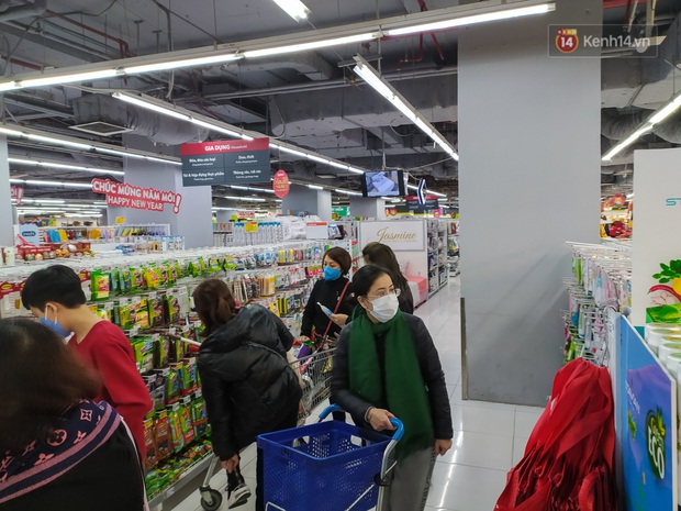 Ảnh: Nhiều kệ hàng tại các siêu thị lớn trống trơn sau Tết - Ảnh 1. Ảnh: Nhiều kệ hàng tại các siêu thị lớn trống trơn sau Tết - Ảnh 1.