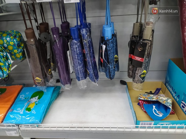 Ảnh: Nhiều kệ hàng tại các siêu thị lớn trống trơn sau Tết - Ảnh 8. Ảnh: Nhiều kệ hàng tại các siêu thị lớn trống trơn sau Tết - Ảnh 8.