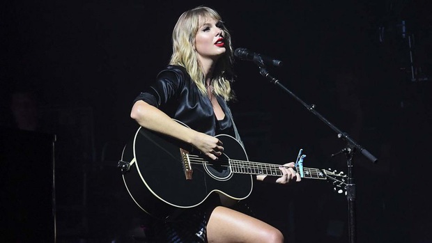 Có 2 Taylor Swift trong Miss Americana: Một cô gái đang yêu chạy lon ton ôm chầm Joe Alwyn và cô ca sĩ viết lời bài hát đá xéo Scooter Braun thâm như thường! - Ảnh 5. Có 2 Taylor Swift trong Miss Americana: Một cô gái đang yêu chạy lon ton ôm chầm Joe Alwyn và cô ca sĩ viết lời bài hát đá xéo Scooter Braun thâm như thường! - Ảnh 5.