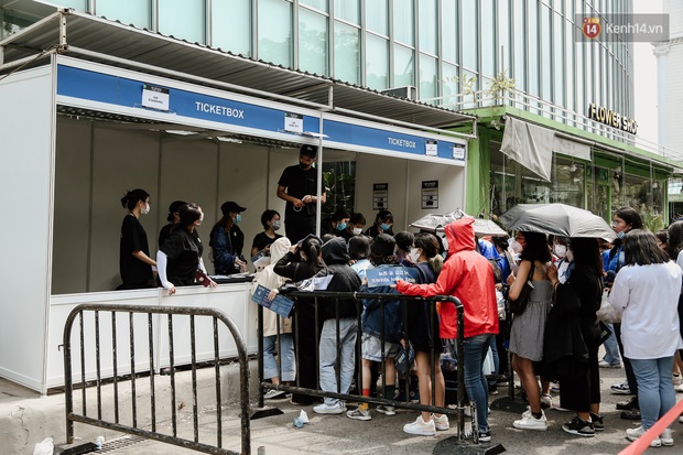 Giới trẻ Sài Gòn đeo khẩu trang kín mít đi xem concert WINNER giữa dịch bệnh do virus corona - Ảnh 9. Giới trẻ Sài Gòn đeo khẩu trang kín mít đi xem concert WINNER giữa dịch bệnh do virus corona - Ảnh 9.