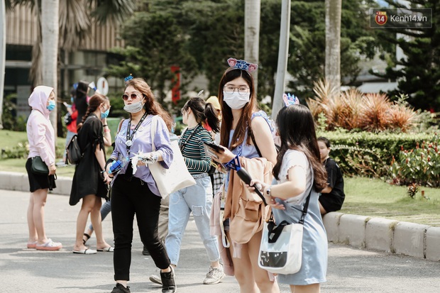 Giới trẻ Sài Gòn đeo khẩu trang kín mít đi xem concert WINNER giữa dịch bệnh do virus corona - Ảnh 2. Giới trẻ Sài Gòn đeo khẩu trang kín mít đi xem concert WINNER giữa dịch bệnh do virus corona - Ảnh 2.