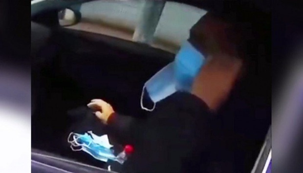 Đeo một tá khẩu trang giữa lúc khan hiếm, tài xế Trung Quốc bị dân mạng phản ứng kịch liệt - Ảnh 1.