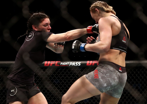 Góc biến hình: Đang xinh đẹp, dễ thương là thế, nữ võ sĩ bỗng bị đánh bầm dập đến khó nhận ra khi tranh tài tại giải đầu khắc nghiệt nhất thế giới - Ảnh 2.