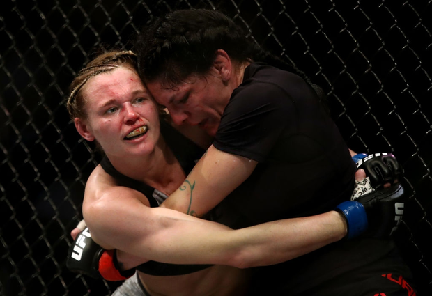 Góc biến hình: Đang xinh đẹp, dễ thương là thế, nữ võ sĩ bỗng bị đánh bầm dập đến khó nhận ra khi tranh tài tại giải đầu khắc nghiệt nhất thế giới - Ảnh 3.