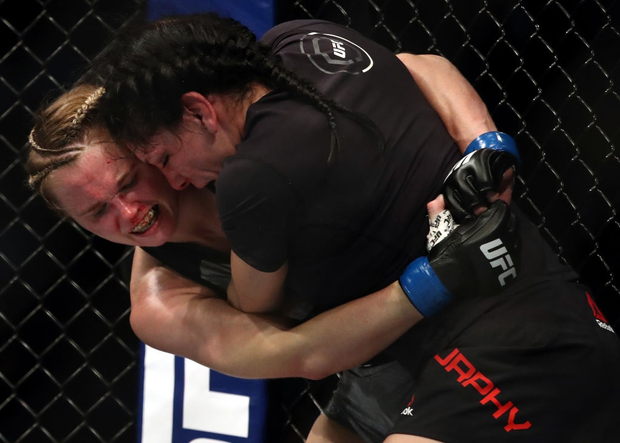 Góc biến hình: Đang xinh đẹp, dễ thương là thế, nữ võ sĩ bỗng bị đánh bầm dập đến khó nhận ra khi tranh tài tại giải đầu khắc nghiệt nhất thế giới - Ảnh 4.