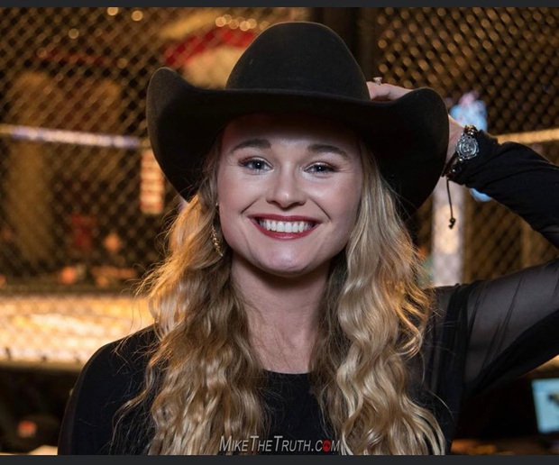 Góc biến hình: Đang xinh đẹp, dễ thương là thế, nữ võ sĩ bỗng bị đánh bầm dập đến khó nhận ra khi tranh tài tại giải đầu khắc nghiệt nhất thế giới - Ảnh 1.